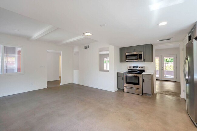 Foto del edificio - 5-Bedroom Tempe Home with Private Pool & Prime ASU Proximity