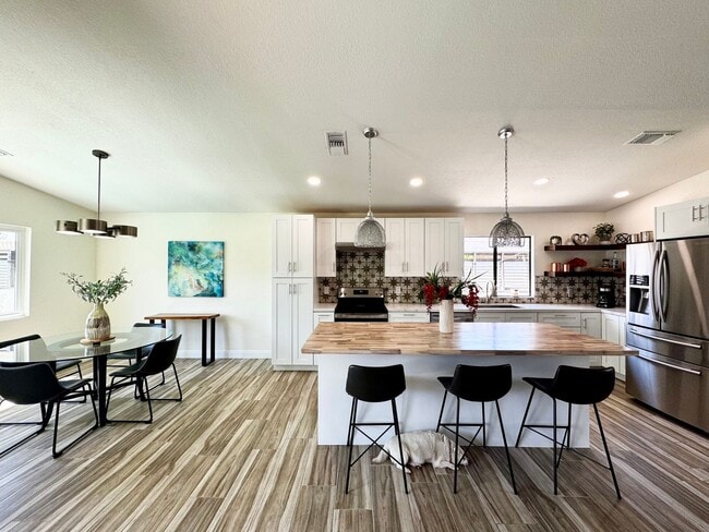 Building Photo - AVAILABLE NOW! Beautifully updated 3-bedro...