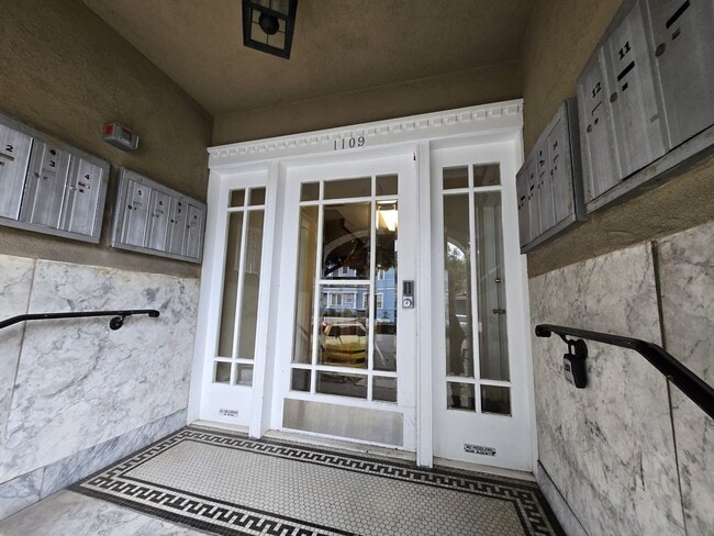 Foto del edificio - 1109 E 1st St