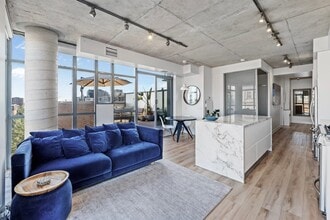 Building Photo - 2 Gladstone Ave