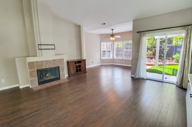 Building Photo - 1098 Torrey Pines Rd
