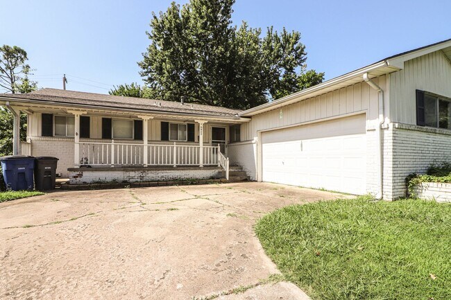 Foto del edificio - Darling 3 Bedroom With Hardwood Floors!