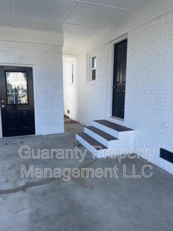 Building Photo - 816 E Divine St