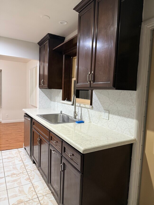 Cocina - 1210 E Lexington Dr