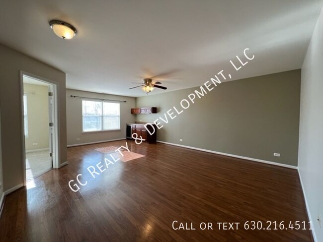 Building Photo - ***HALF MONTH FREE / 3 BDRM / 2.5 BTH / SS...