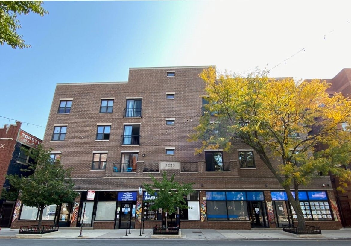 Primary Photo - 3223 N Sheffield