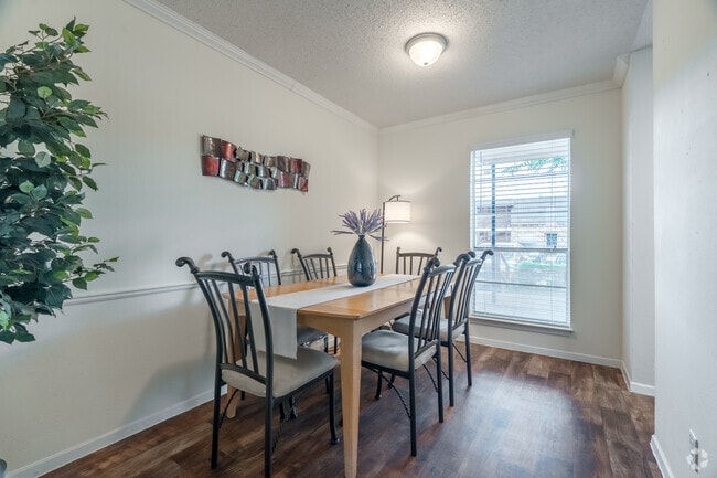 2BR, 2BA - 1,040SF - Dining Room - Westcliff Park