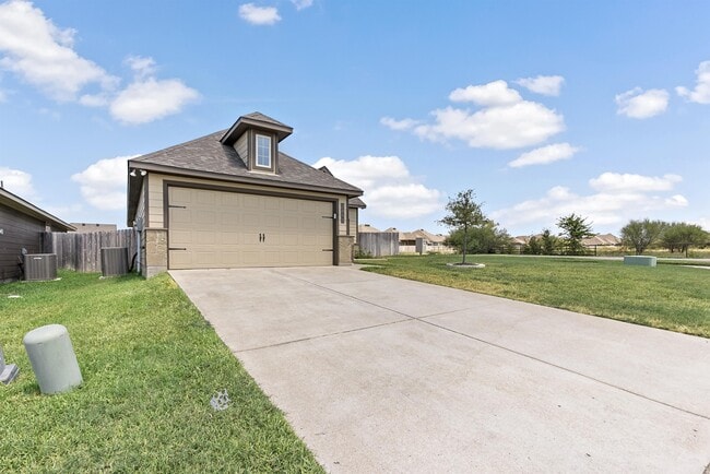 Photo - 2000 Bleeker Cv House