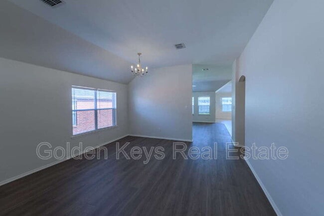 Building Photo - 672 S Heights Dr