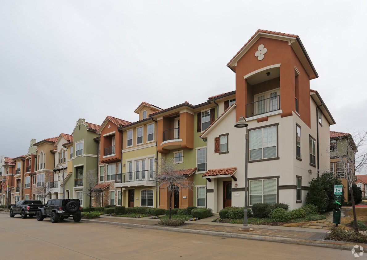Building Photo - 638 Arbol