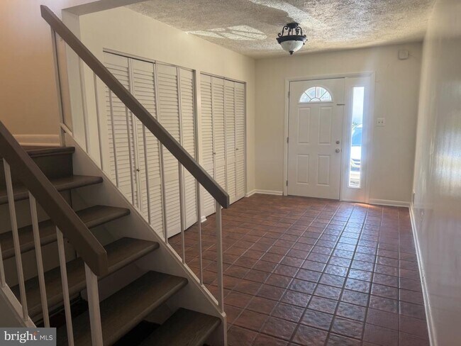 Building Photo - 3042 Mission Square Dr