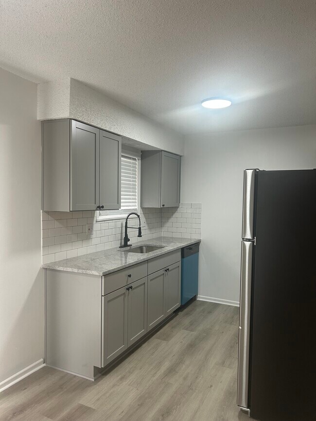 Foto del edificio - 3803 NE Colonial Dr