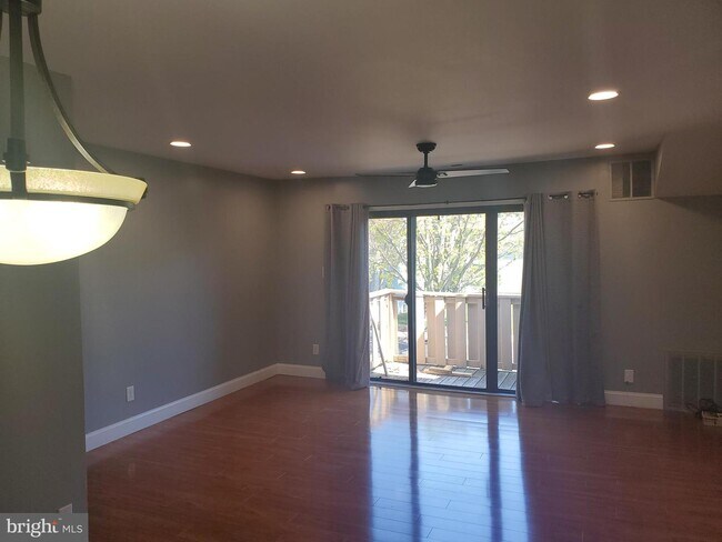 Building Photo - 702 Woodhollow Dr