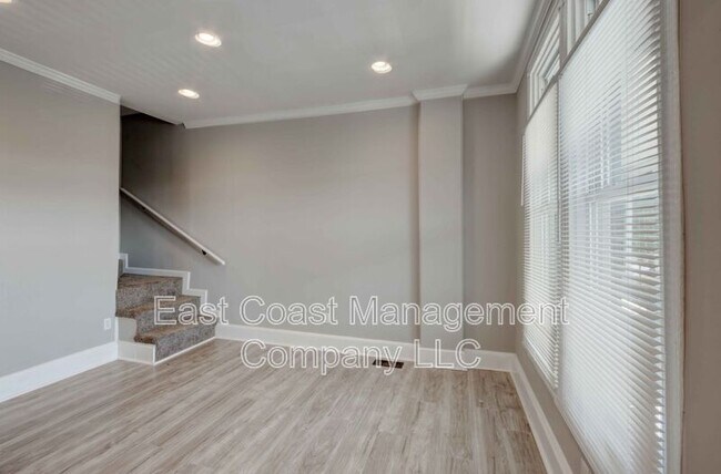 Building Photo - 1605 N Warwick Ave