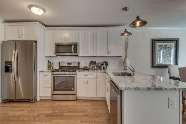 Foto del edificio - Modern Townhome with Garage, Bonus Room, a...