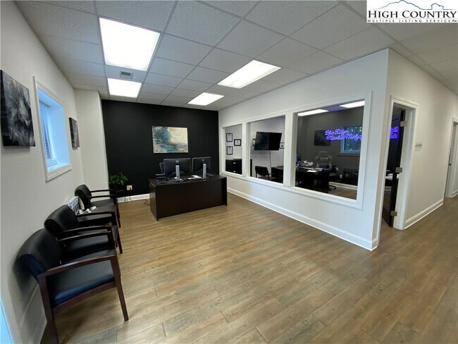 Foto del edificio - 875 Mt Jefferson Rd