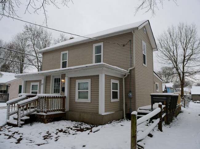 Building Photo - 833 3rd St