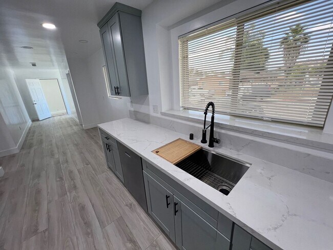 Foto del edificio - Large 6 Bedroom POOL House on East Falls View! Prime Location!