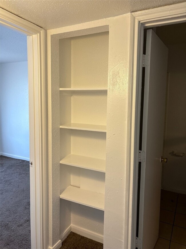 Foto del edificio - 7201 Hallshire Dr