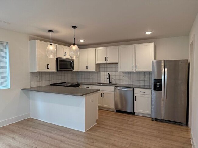 Foto del edificio - 3 - Level Modern Apartment in East Nashville