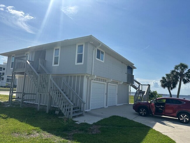 Building Photo - Water Front Home
