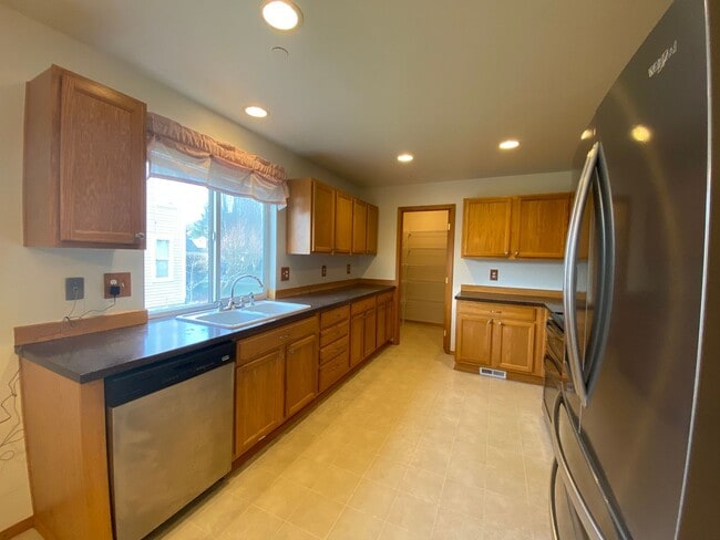 Building Photo - Large Dupont Home ~ Northwest Landing Comm...