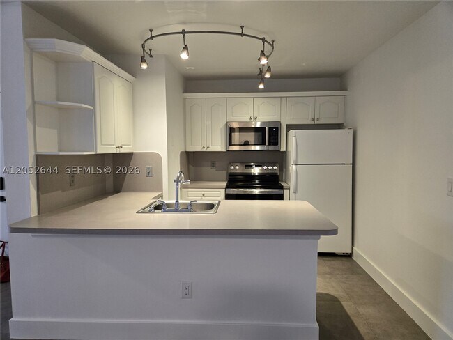 Foto del edificio - 18324 NW 68th Ave
