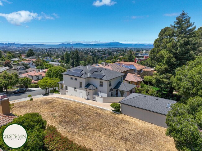 Foto del edificio - Spectacular Hill Top Home W/ Expansive Vie...