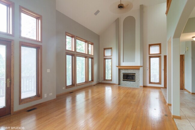 Building Photo - 922 W Chesterfield Ct