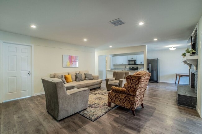 Foto del edificio - Newly Remodeled & Ready to Move In!