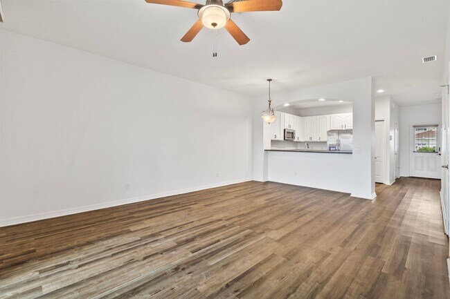 Building Photo - ANNUAL ** $1,845/month ** Lakeside Plantat...