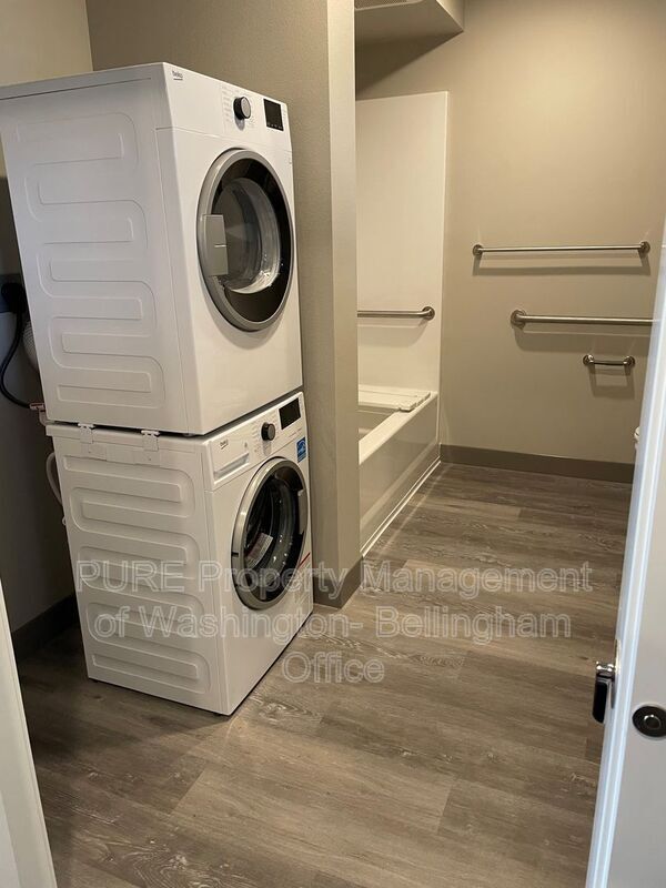 Foto del edificio - 1882 Front St.