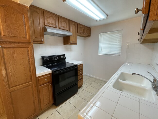 Kitchen - 1923 Harriman Ln