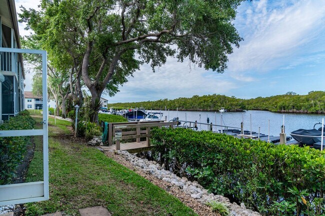 Foto del edificio - ***BOAT NATURE OR WATER ENTHUSIASTS? *** OFFERED PARTIALLY FURNISHED OR COMPLETELY UNFURNISHED **...