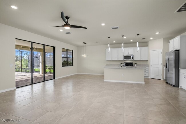 Foto del edificio - 19828 Beverly Park Rd