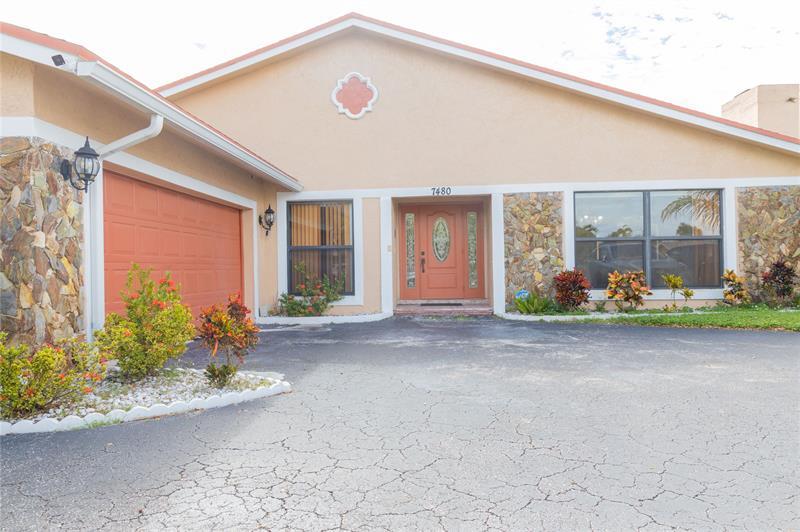 Foto principal - 7480 NW 37th Ct
