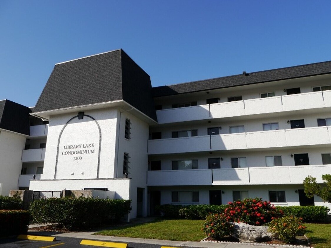 Primary Photo - Fresh with fabulous view - cozy 1 BR condo...