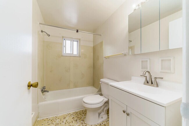 Building Photo - 889 N Meadows Ct