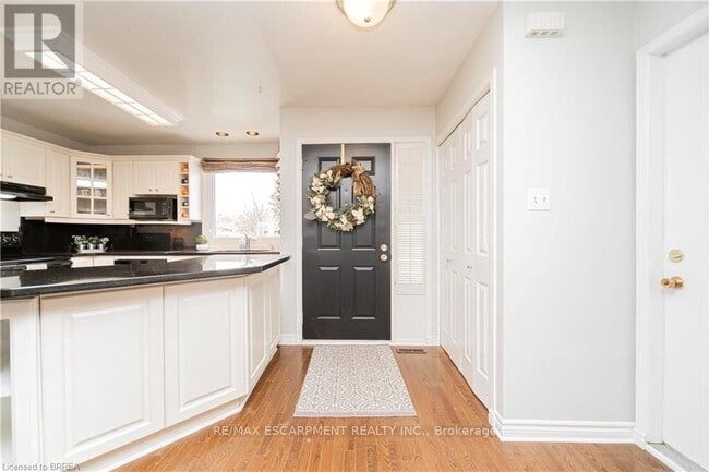 Building Photo - 43 Kanata Crescent