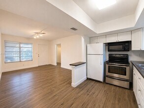 Building Photo - 117 NE 30th Ct