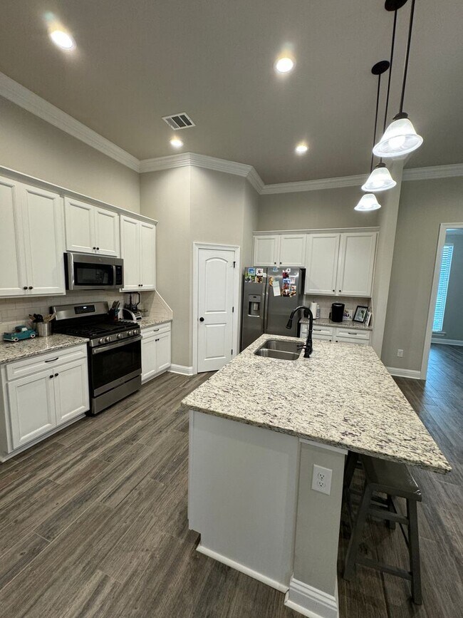 Foto del edificio - Like New Construction off Wallace Lake...
