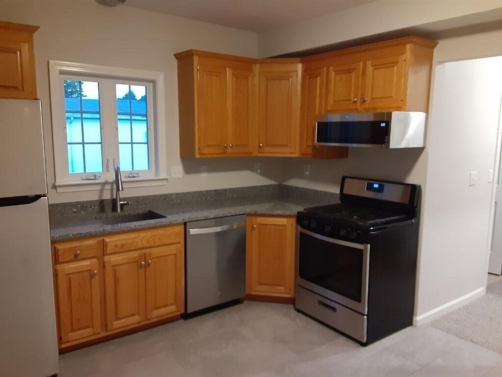 2 Lincoln St Unit A, Medway, MA 02053 Room for Rent in Medway, MA