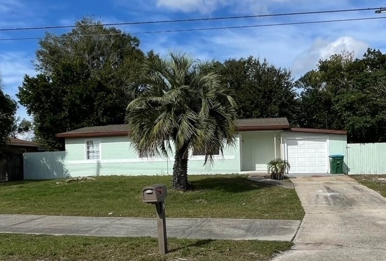 Foto principal - 4 Bedroom 2 Bath Home in Deltona