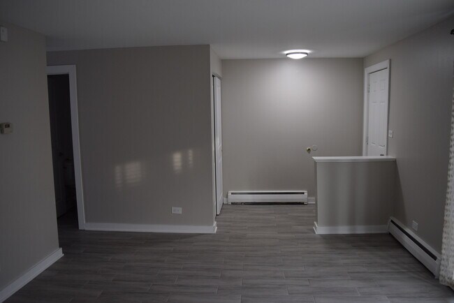 Building Photo - 8815 Robin Dr