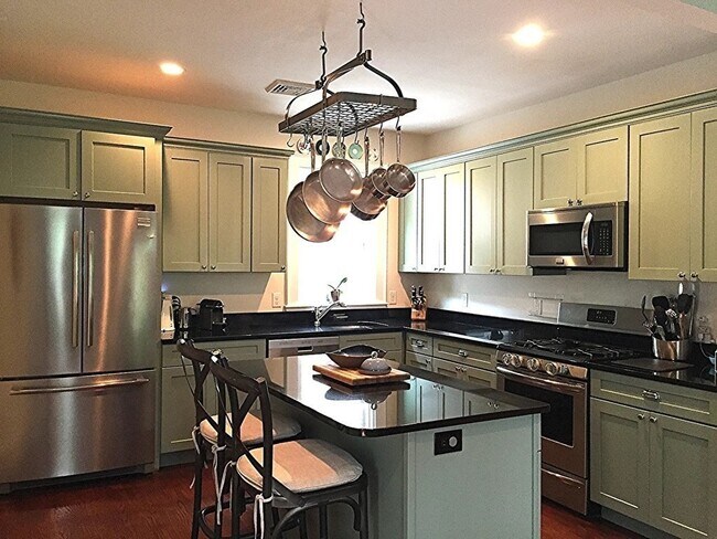 Building Photo - 19 Anson St