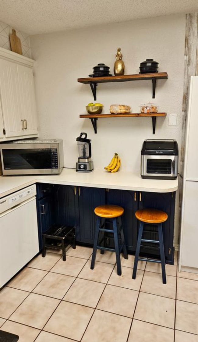 Foto del edificio - 1615 Camelot Dr