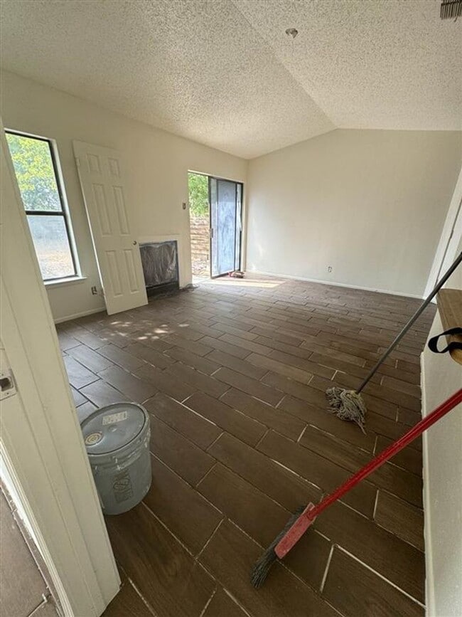 Building Photo - Cute 2/2 duplex with a garage