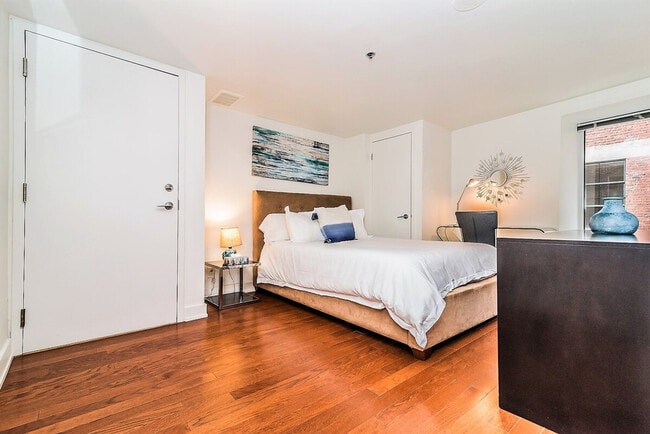 Building Photo - 1061 Rue St-Alexandre