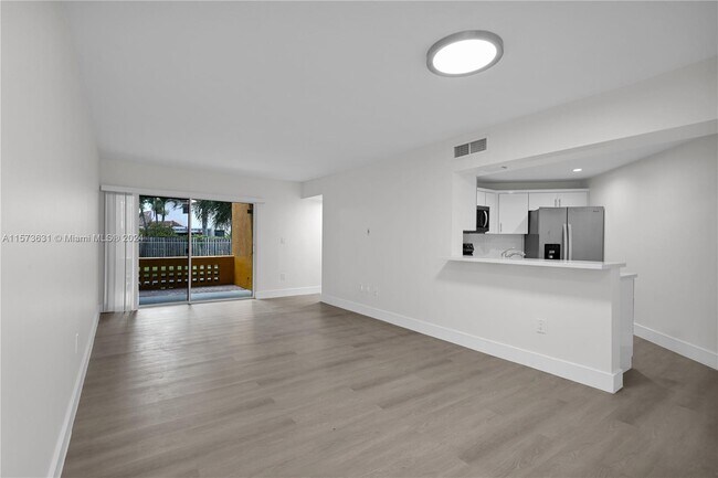 Foto del edificio - 9715 Fontainebleau Blvd