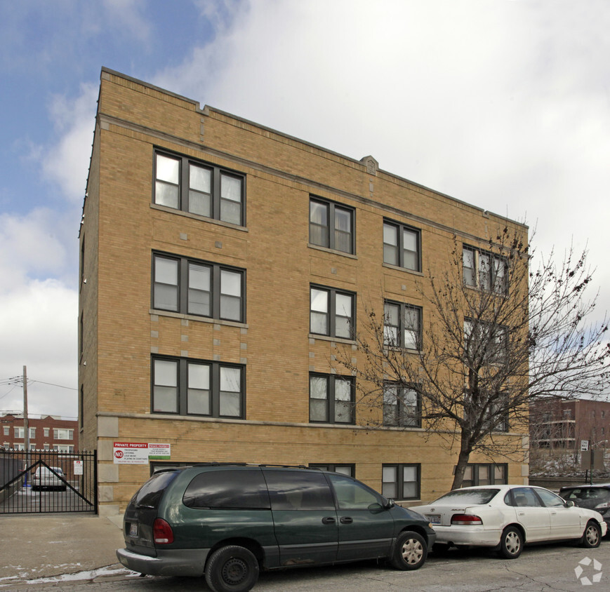 Building Photo - 6146 N Ravenswood